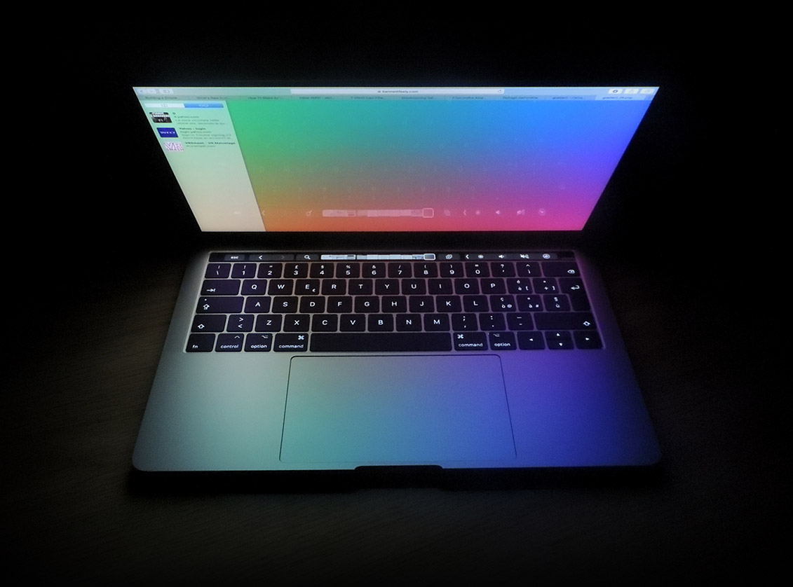 laptop in-darkness